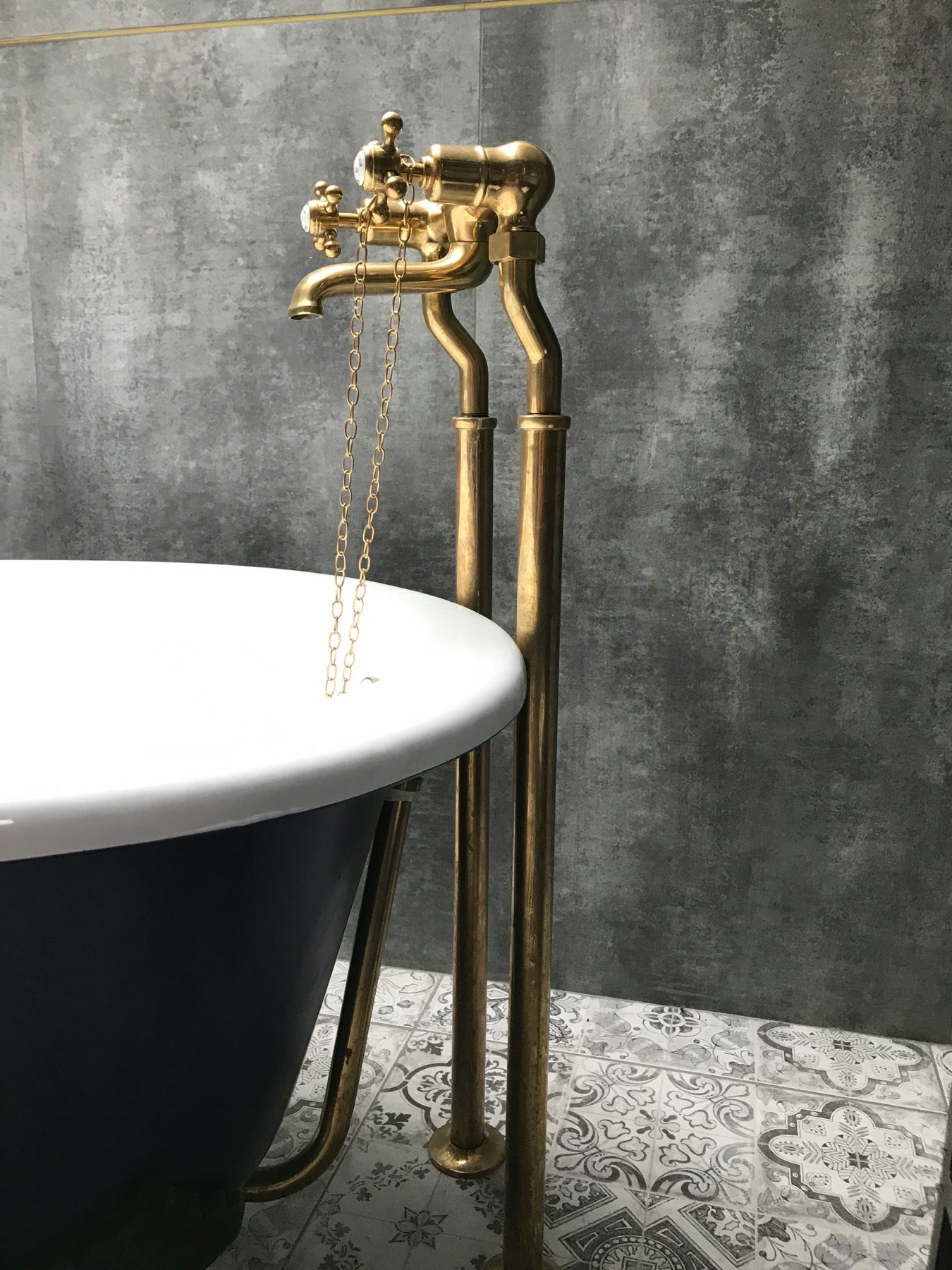Canilla libre de piso en bronce envejecido