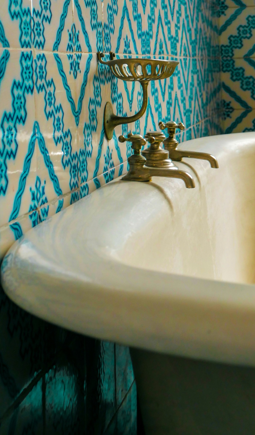 Azulejo pintado a mano con griferías de bronce