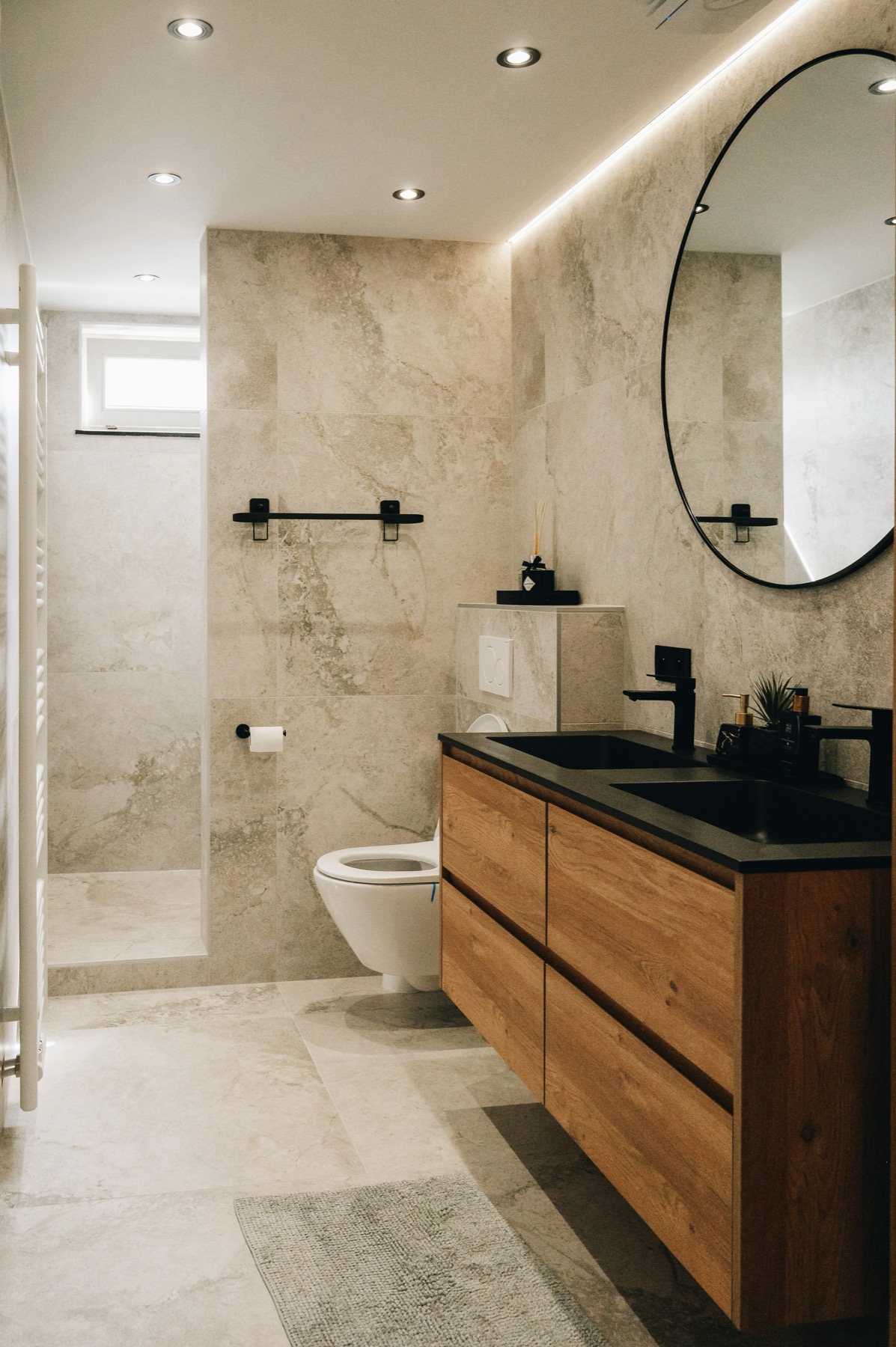 Mueble baño madera con mesada negra