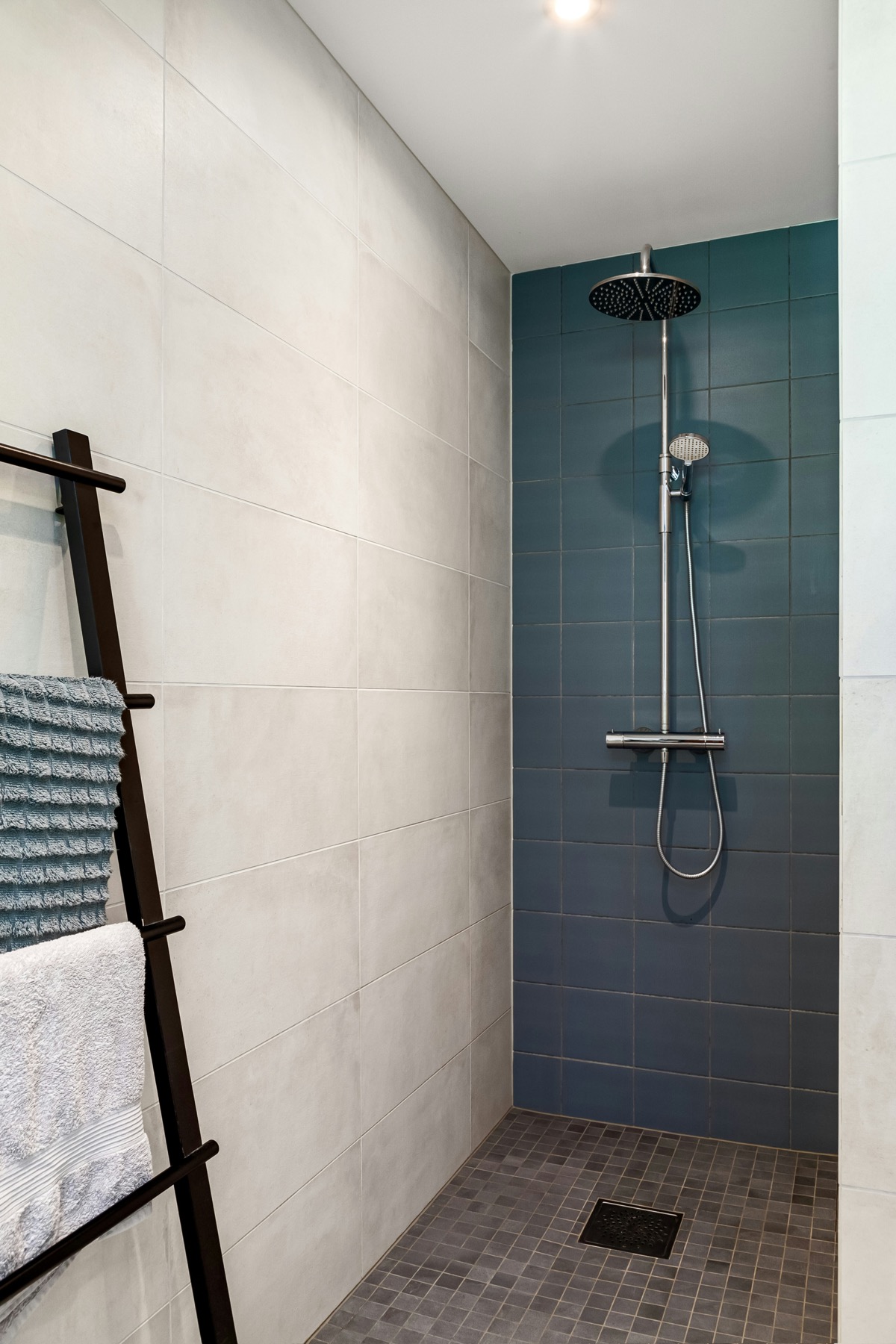 Ducha con azulejos en tonos petróleo