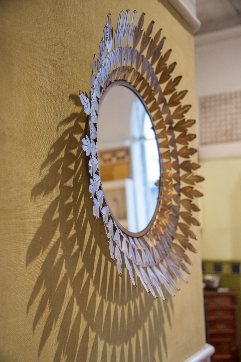 Espejo artesanal en el showroom de Marita Cardini Palermo