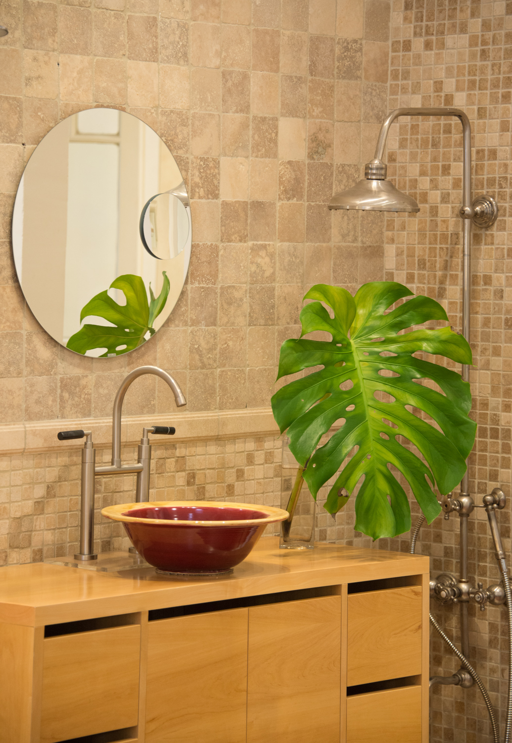 Ambiente de baño completo con bacha y mueble artesanal